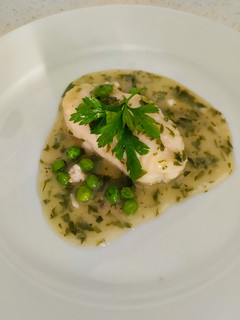 Una foto de Suprema de merluza en salsa verde con guisantes