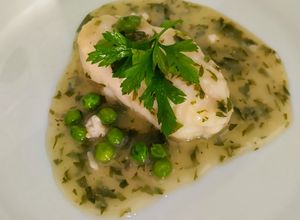 Foto principal de Suprema de merluza en salsa verde con guisantes