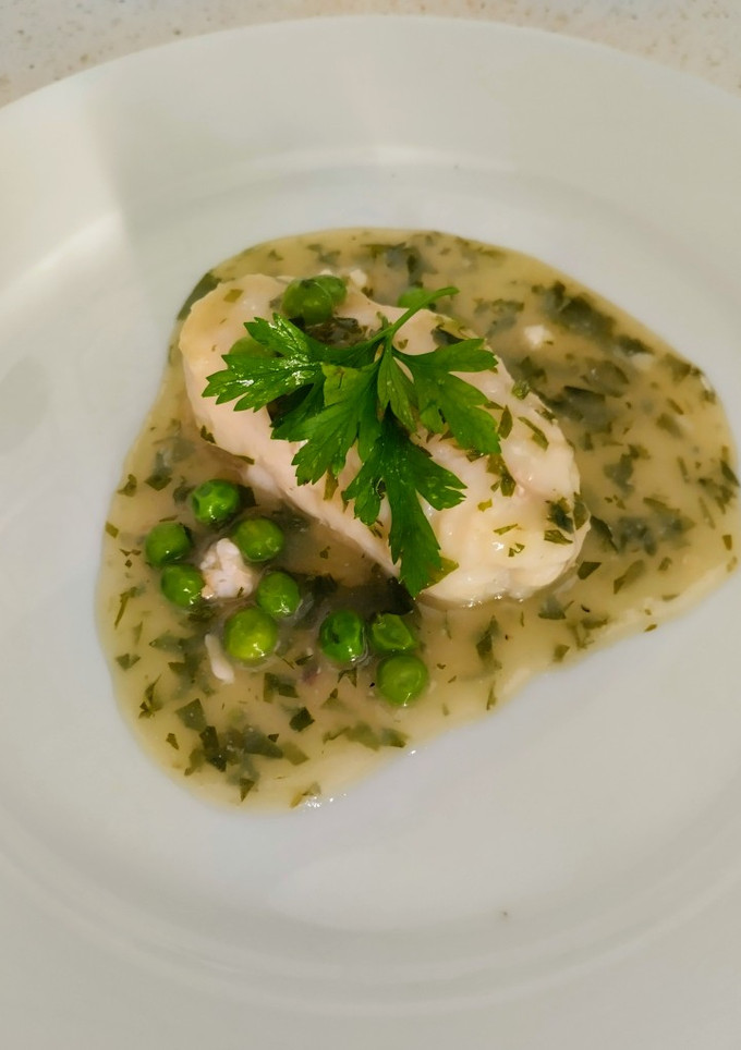 Una foto de Suprema de merluza en salsa verde con guisantes