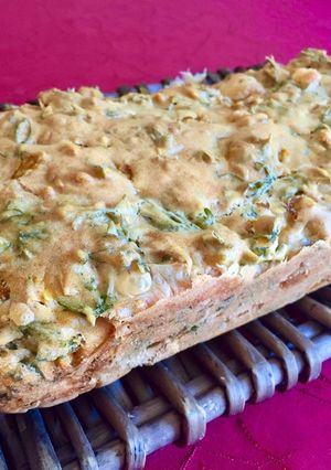 Une photo de Cake aux fanes et épluchures de carottes / chèvre
