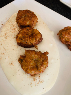 Una foto de Buñuelos de bacalao sobre puré de patatas