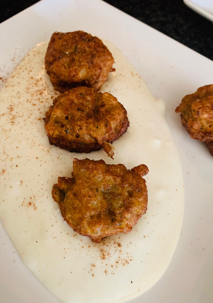 Una foto de Buñuelos de bacalao sobre puré de patatas