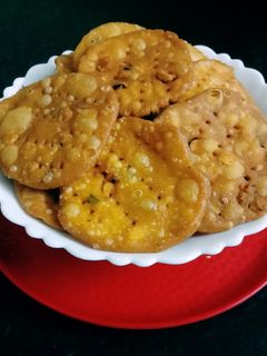 மொறு மொறு பட்டர் தட்டை(thattai recipe in tamil) செய்முறை முக்கிய புகைப்படம்