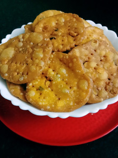 மொறு மொறு பட்டர் தட்டை(thattai recipe in tamil) செய்முறை முக்கிய புகைப்படம்