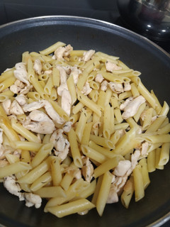 Una foto de 🍝 Pasta al ajo con pollo