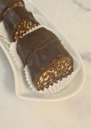 Une photo de Barre chocolatée au cacahuètes et fruits secs