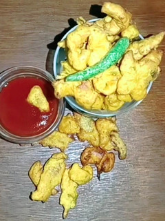 आलू के छिलके का भजिया (aloo ke chilke ka bhajiya recipe in Hindi) रेसिपी मुख्य फोटो