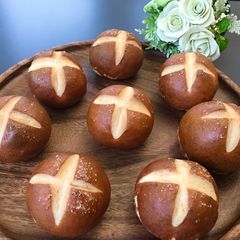 A picture of Pretzel buns.