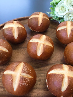 A picture of Pretzel buns.