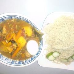 A picture of Plain pasta with fish pepper soup.