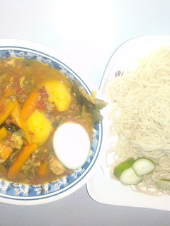 A picture of Plain pasta with fish pepper soup.