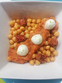 Una foto de Garbanzos con salsa de chistorra y un toque de lima
