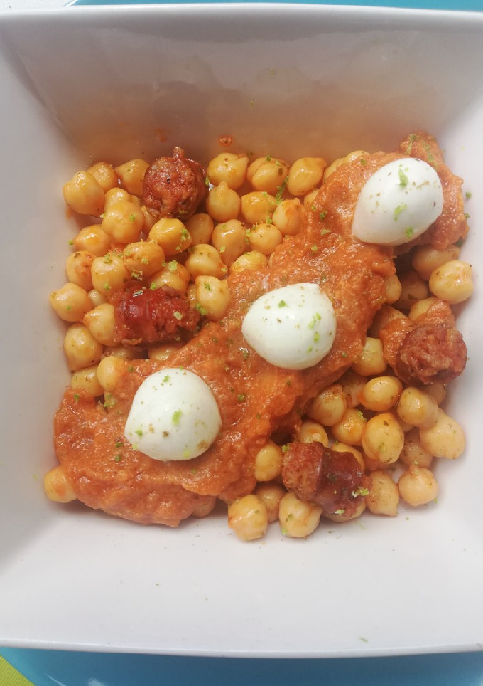 Una foto de Garbanzos con salsa de chistorra y un toque de lima