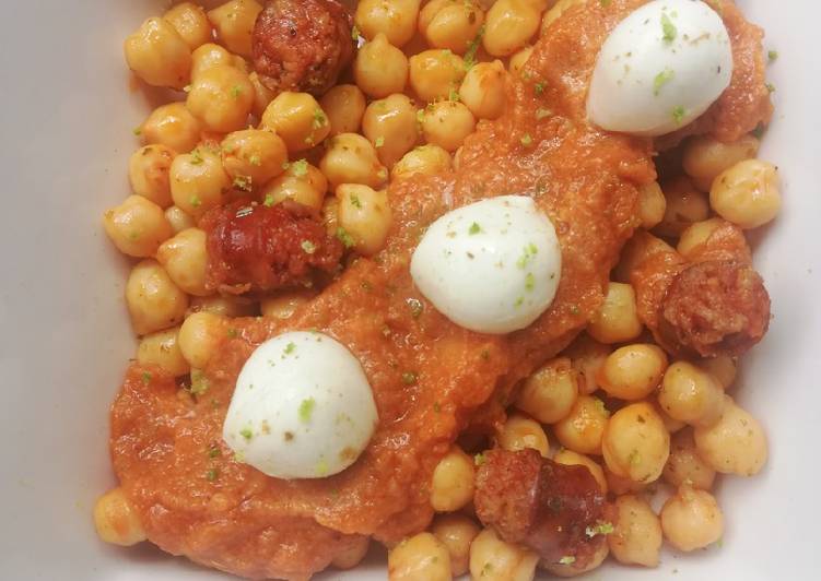 Garbanzos con salsa de chistorra y un toque de lima