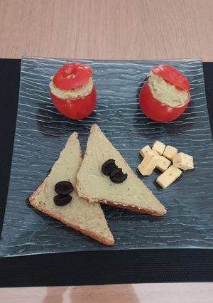 Une photo de Entrée tomate et toast à la mousse d'avocat