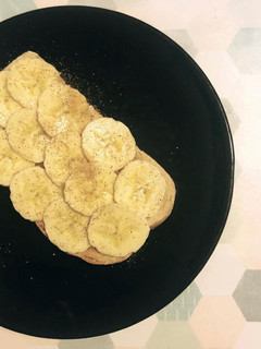 Una foto de Tostada con plátano, miel y canela