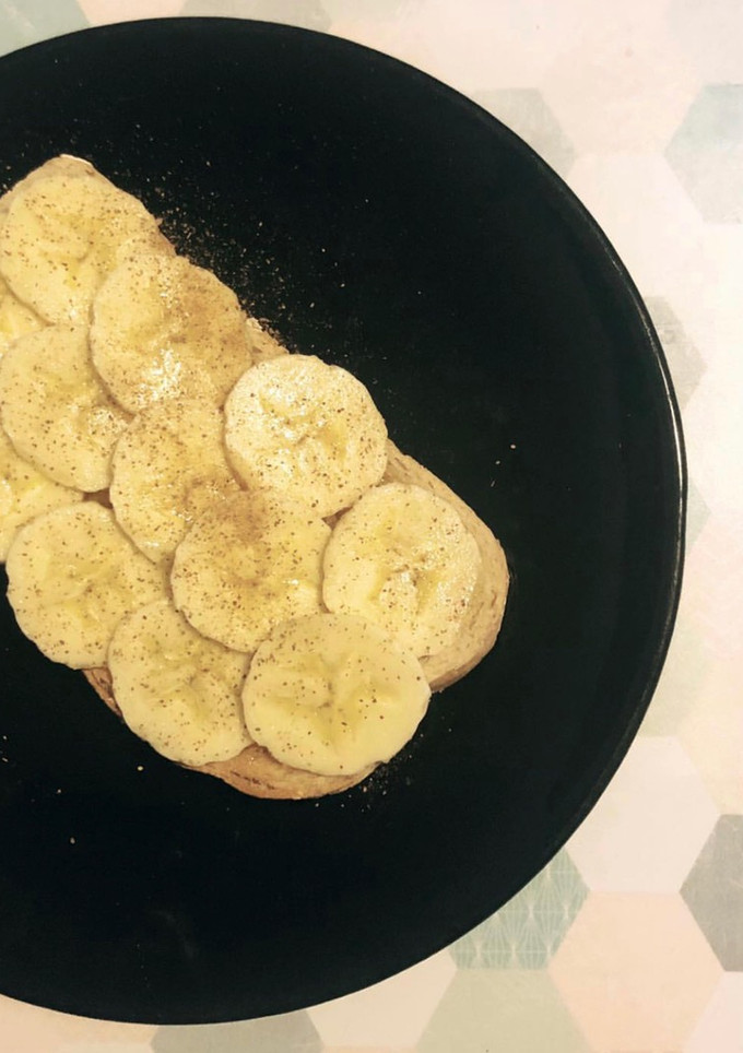 Una foto de Tostada con plátano, miel y canela