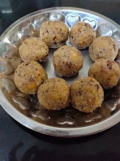 पोळीचा लाडू (Policha ladoo recipe in marathi) रेसिपी चे मुख्य फोटो