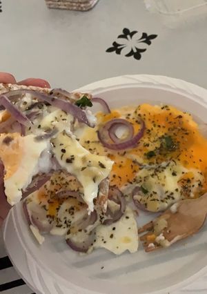 Una foto de Huevos con cebolla colorada