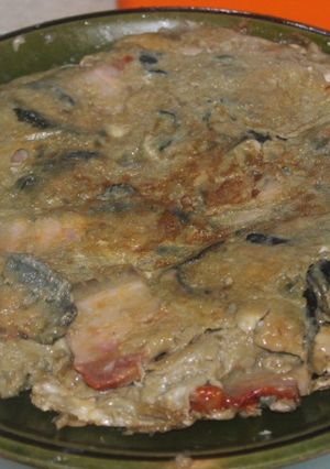 Una foto de Tortilla con sobras de berenjena rebozada y tocino adobado