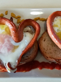 Una foto de Frankfurt con huevo y queso casero