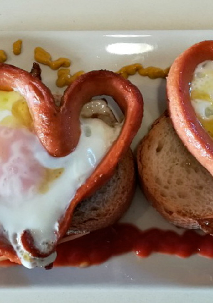 Una foto de Frankfurt con huevo  y queso casero
