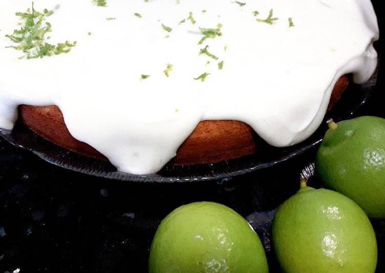 Bolo de iogurte grego com cobertura de Lima limão