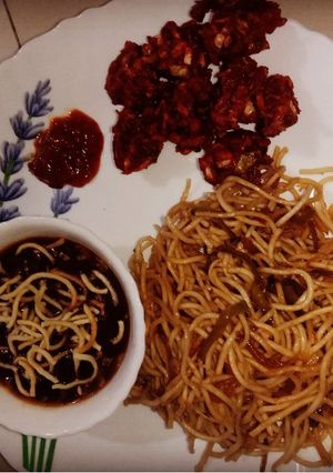 व्हेज हाका नूडल्स (veg hakka noodles recipe in marathi) रेसिपी चे मुख्य फोटो 