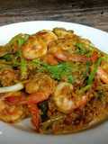 วุ้นเส้นผัดผงกะหรี่ใส่กุ้งและน้ำพริกเผา