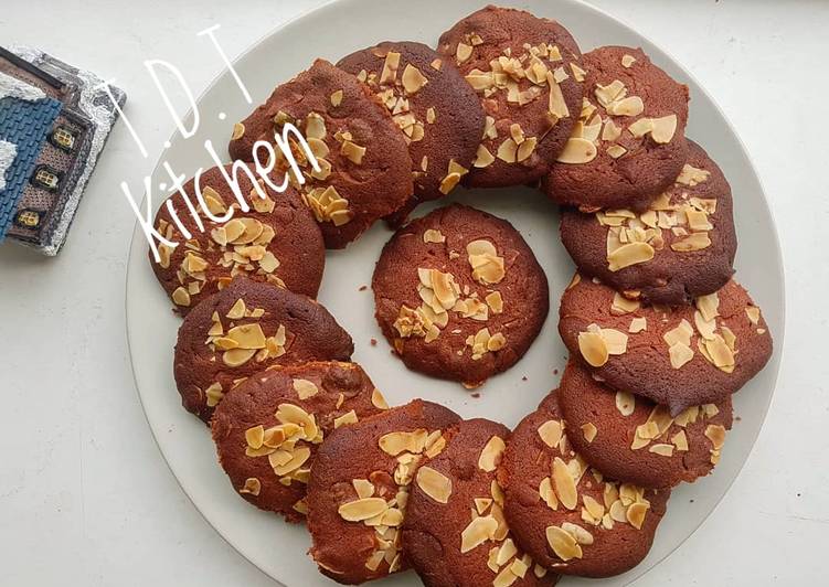 Bagaimana Menyiapkan Crunchy red velvet cookies, Enak Banget