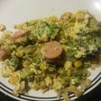 Brócoli con huevo, elote, cebolla y salchicha