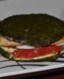 Sándwich de pollo con tapas de acelgas