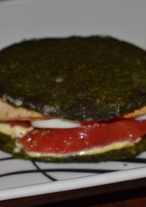 Una foto de Sándwich de pollo con tapas de acelgas