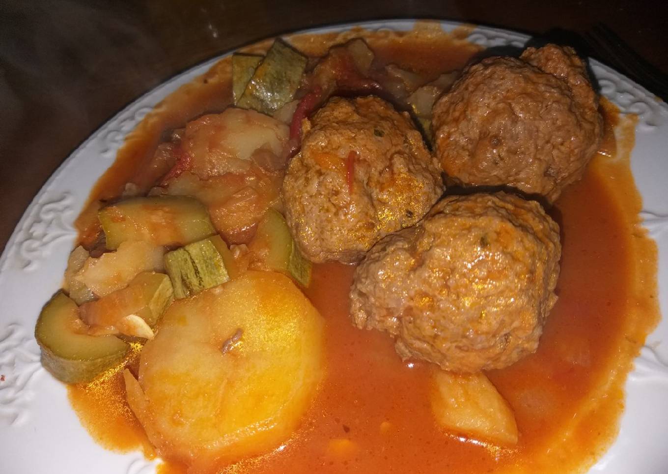 Albóndigas de carne a la cacerola con verduras