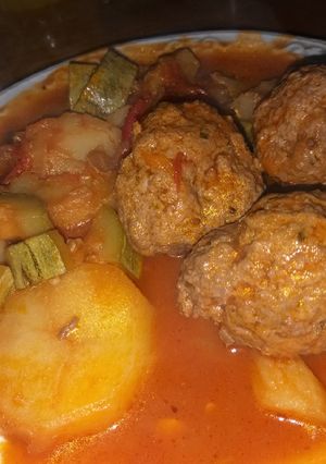 Una foto de Albóndigas de carne a la cacerola con verduras