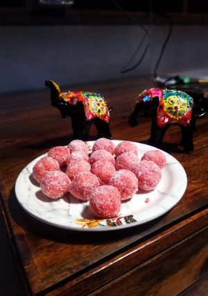 A picture of Nariyal Ladoo.