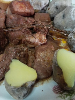 Una foto de Atún en adobo y papas arrugadas!