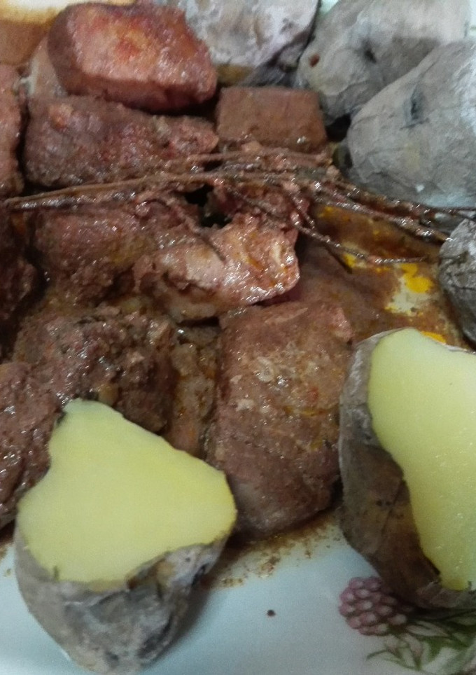 Una foto de Atún en adobo y papas arrugadas!