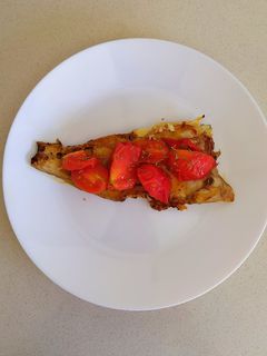 Una foto de Lubina con tomates a la plancha