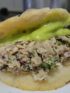 Una foto de Mi versión de arepa reina pepiada🫓🥑🍗