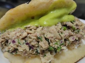 Una foto de Mi versión de arepa reina pepiada🫓🥑🍗