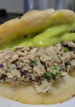 Una foto de Mi versión de arepa reina pepiada🫓🥑🍗