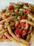 Strozzapreti Freschi con Gamberetti e Datterini Rossi