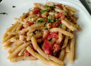 Foto di Strozzapreti Freschi con Gamberetti e Datterini Rossi