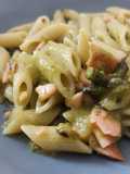 Mezze penne con crema di asparagi e salmone affumicato
