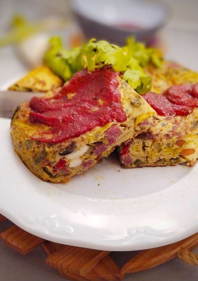 Una foto de Pastel de Puerros y Hortalizas con Salsa de Tomate