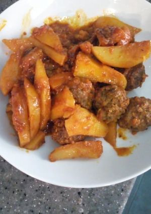 A picture of Meet kebab with pateto.