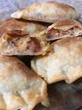 Empanadas de cebolla, tomate, queso y huevo