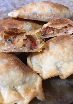 Una foto de Empanadas de cebolla, tomate, queso y huevo