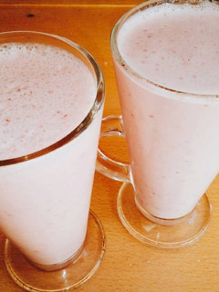Una foto de Licuado de frutilla, yogurt y leche
